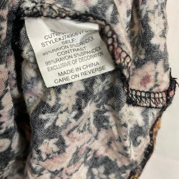 Size M Multicolor Floral Eyeshadow Tee - Picture 7 of 9